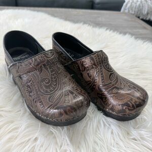 Dansko Professional Brown Tooled Leather Clog Size 37